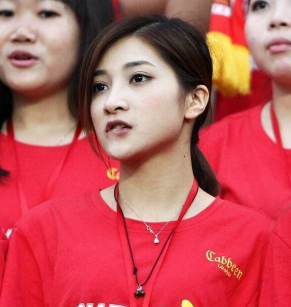 校花被出奶在线看
